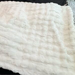 NWT Aviva Stanoff Plush Faux Fur Throw Blanket and 2 Pillows - White